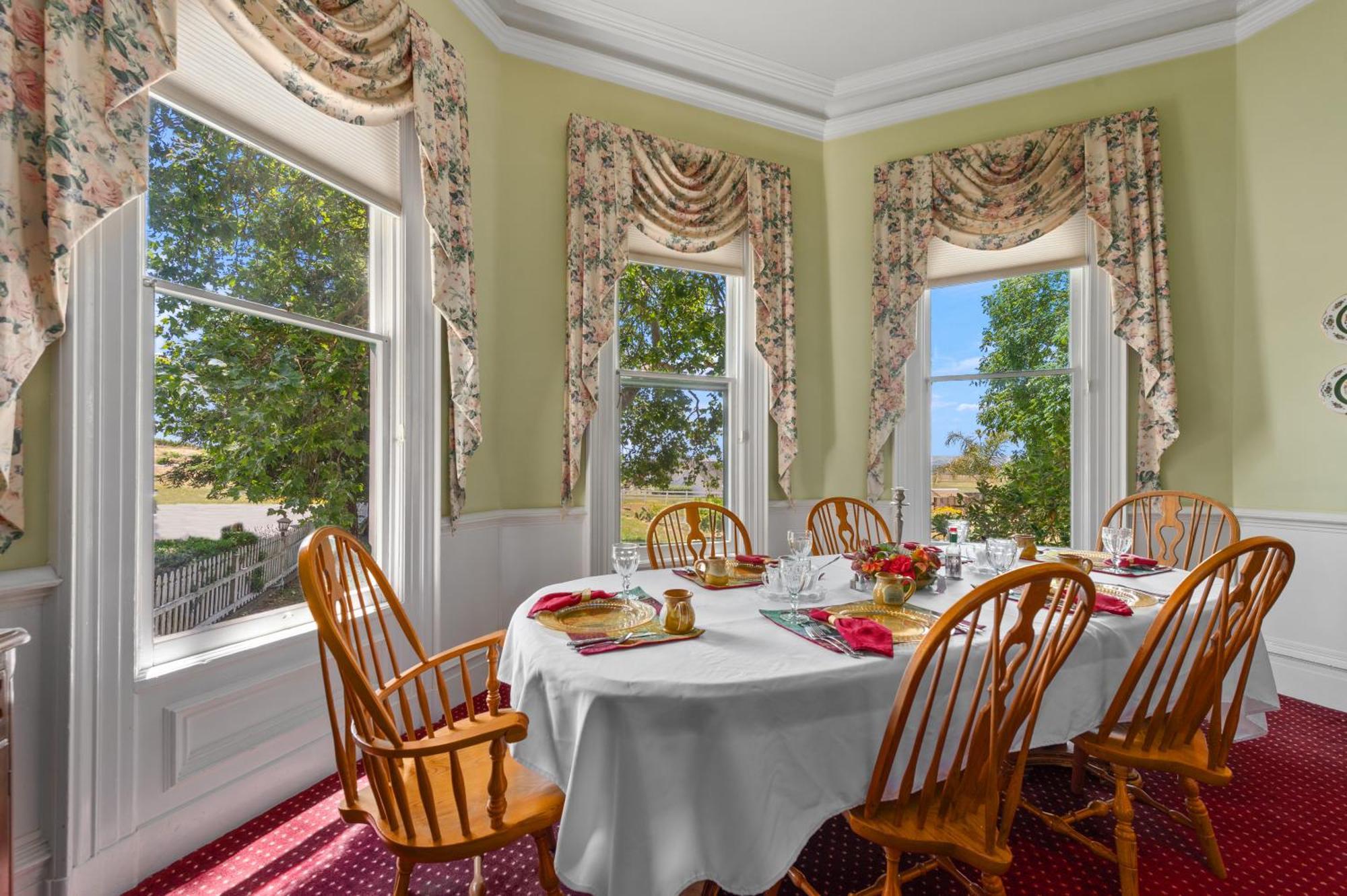 The Gables Wine Country Inn サンタローザ エクステリア 写真